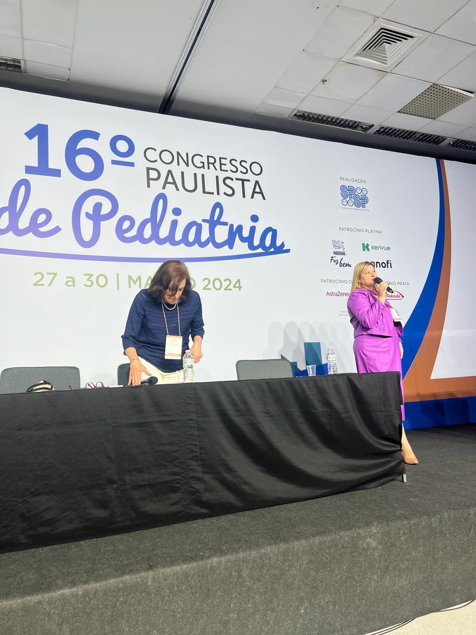 Dra. Elisiane Elias no palco do 16º Congresso Paulista de Pediatria 2024